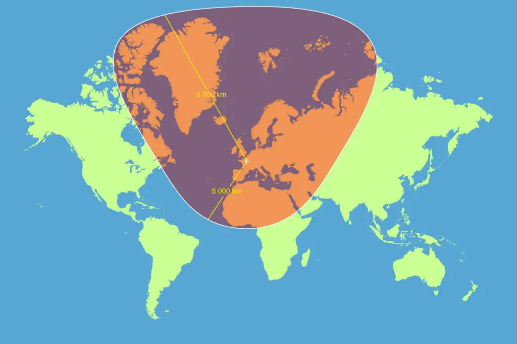 The circle of 5000 kilometers radius, with Paris as center.